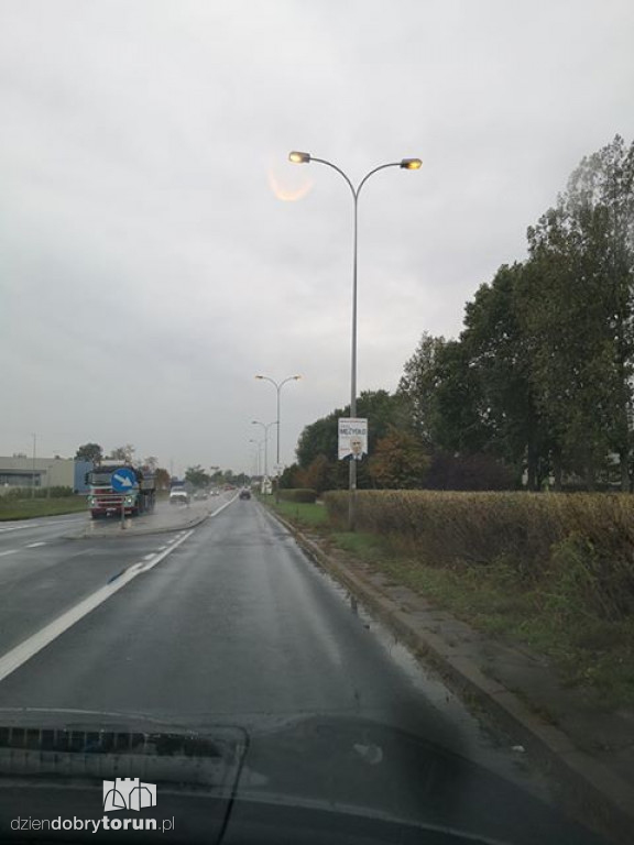 Palące się latarnie w ciągu dnia