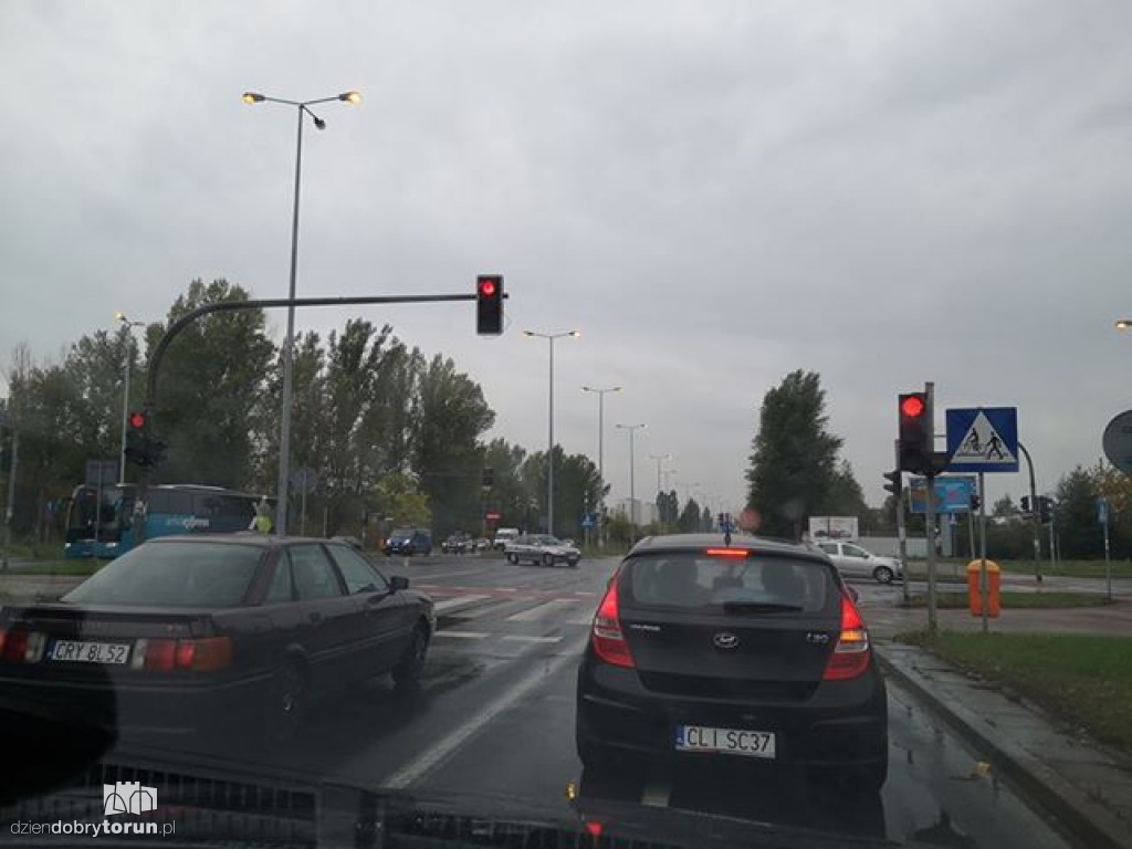 Palące się latarnie w ciągu dnia