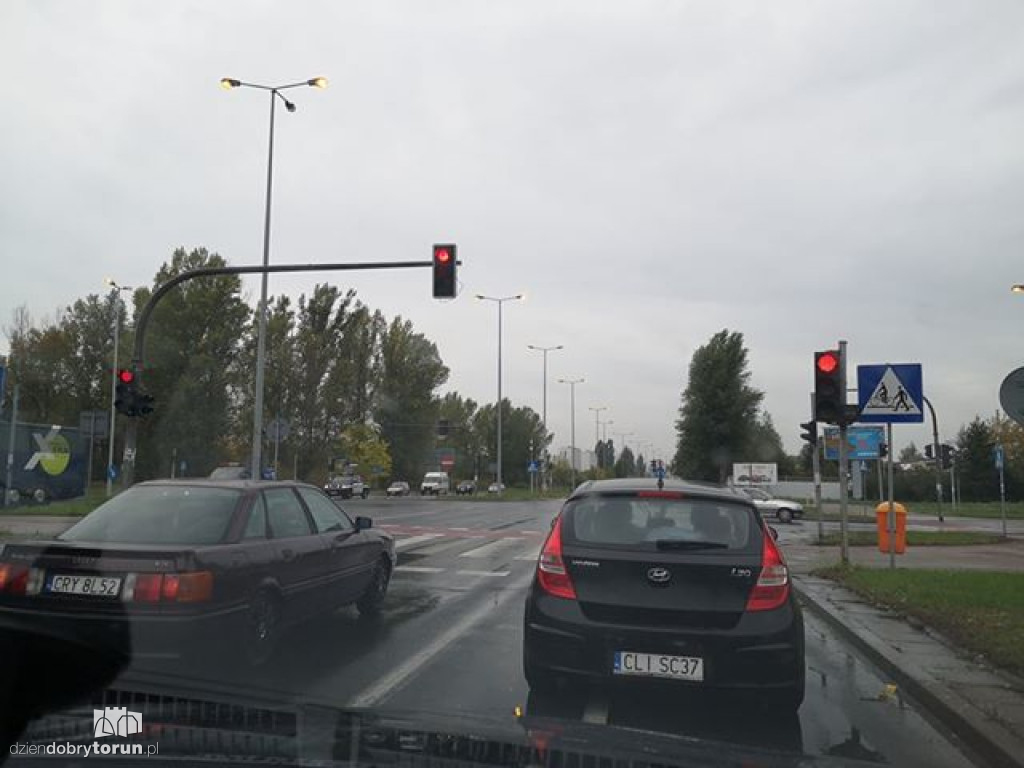 Palące się latarnie w ciągu dnia