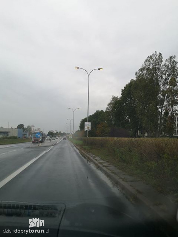 Palące się latarnie w ciągu dnia