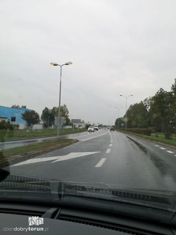 Palące się latarnie w ciągu dnia