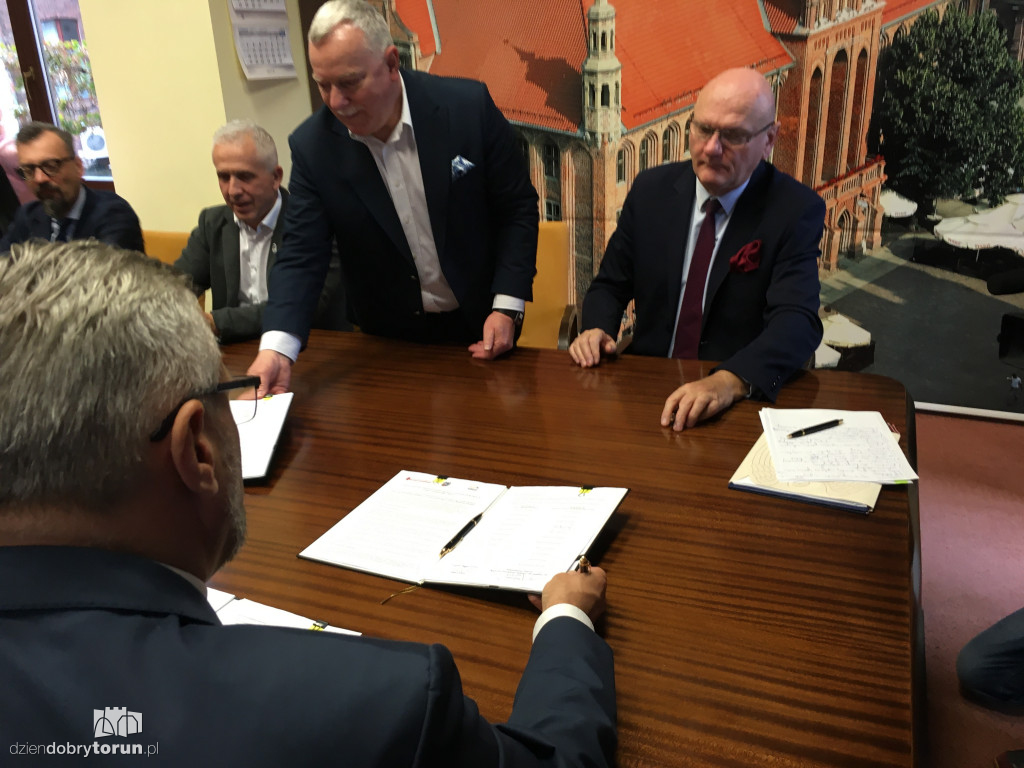 Podpisanie porozumienia w UM
