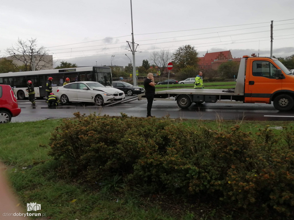 Kolizja na rondzie Niepodległości w Toruniu