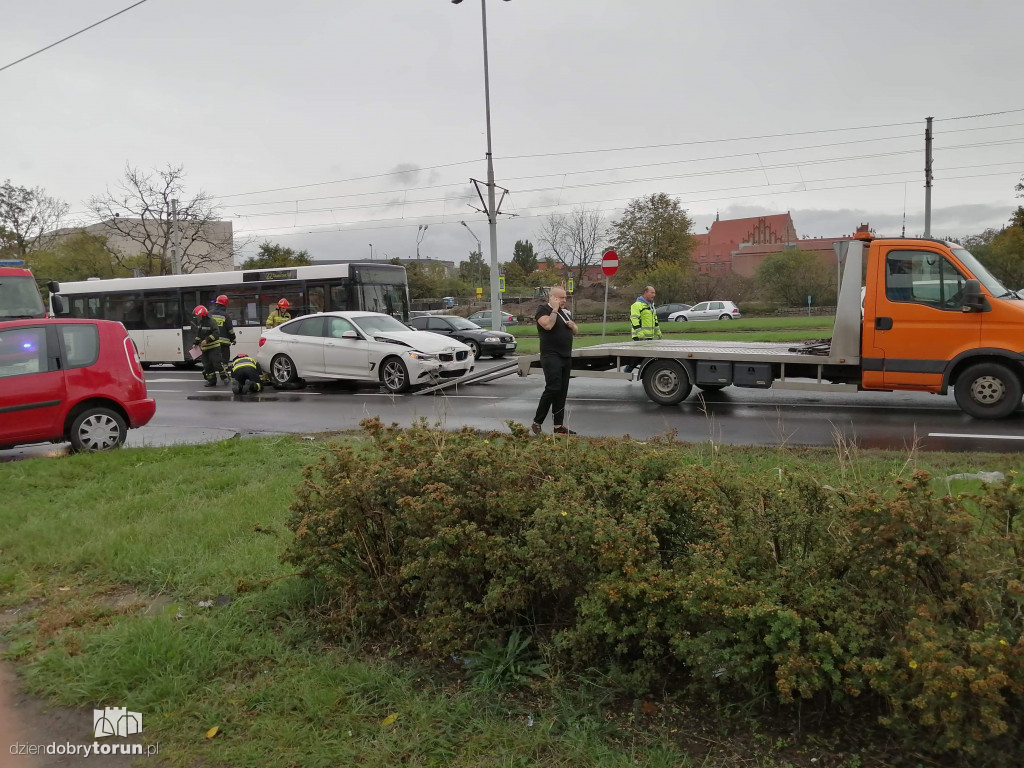 Kolizja na rondzie Niepodległości w Toruniu