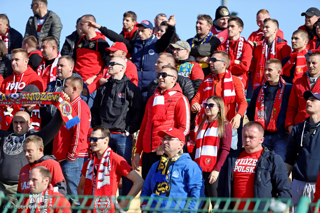 Kibice na meczu Elany z Widzewem