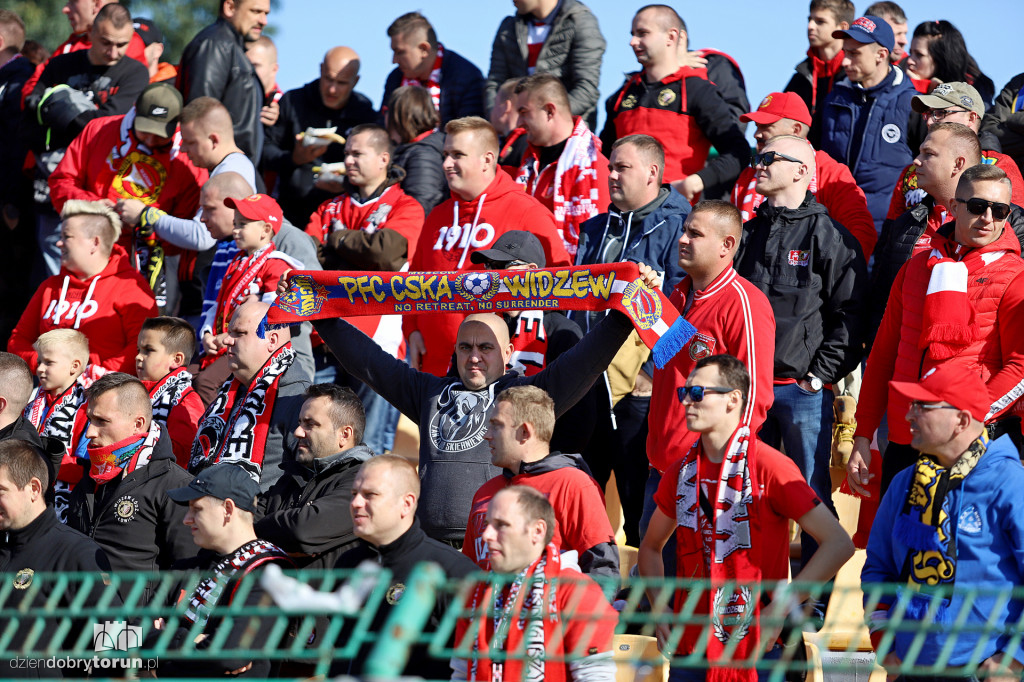 Kibice na meczu Elany z Widzewem