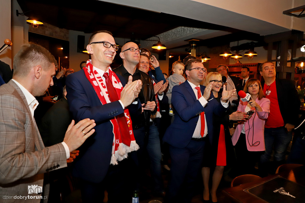 Radość w sztabie wyborczym PiS