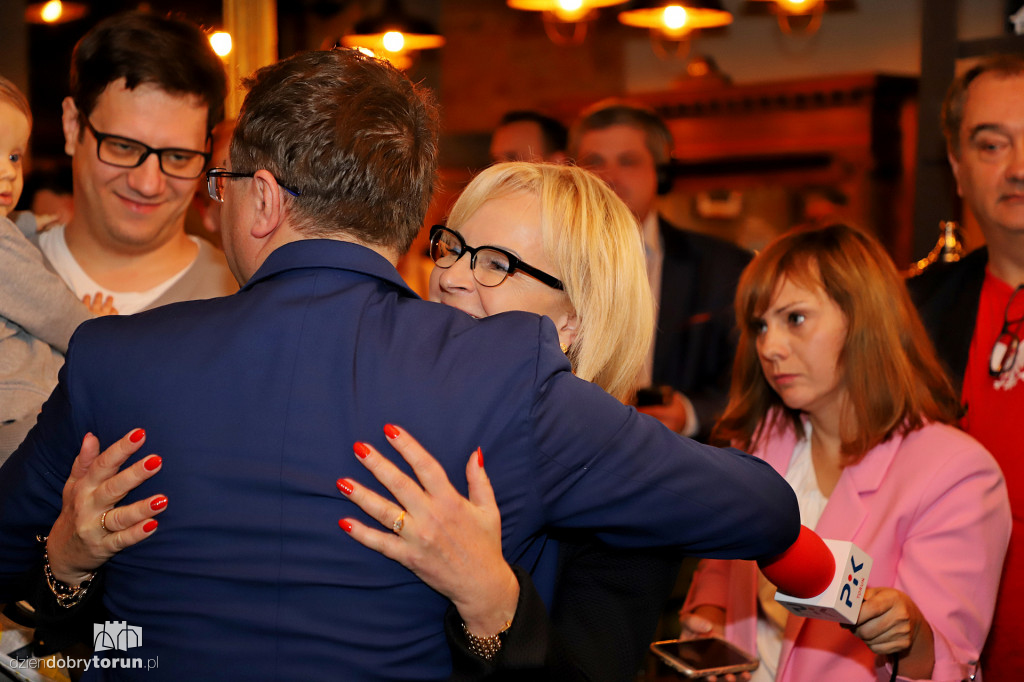 Radość w sztabie wyborczym PiS