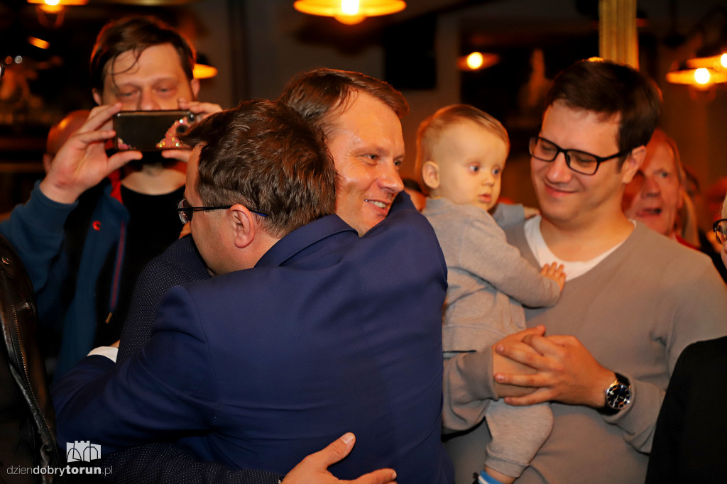Radość w sztabie wyborczym PiS