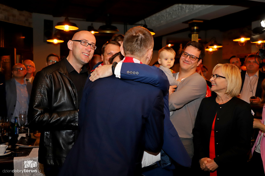 Radość w sztabie wyborczym PiS