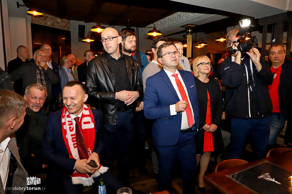 Radość w sztabie wyborczym PiS