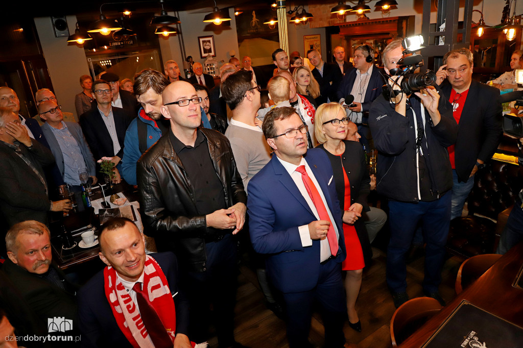 Radość w sztabie wyborczym PiS