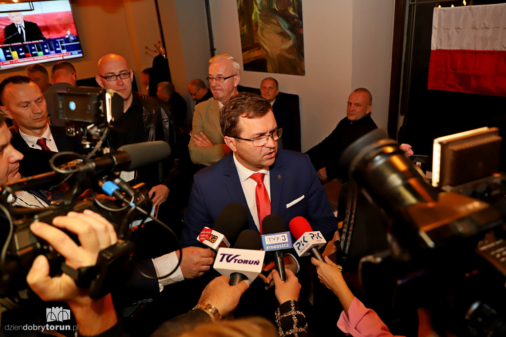 Radość w sztabie wyborczym PiS