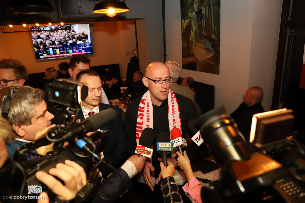 Radość w sztabie wyborczym PiS