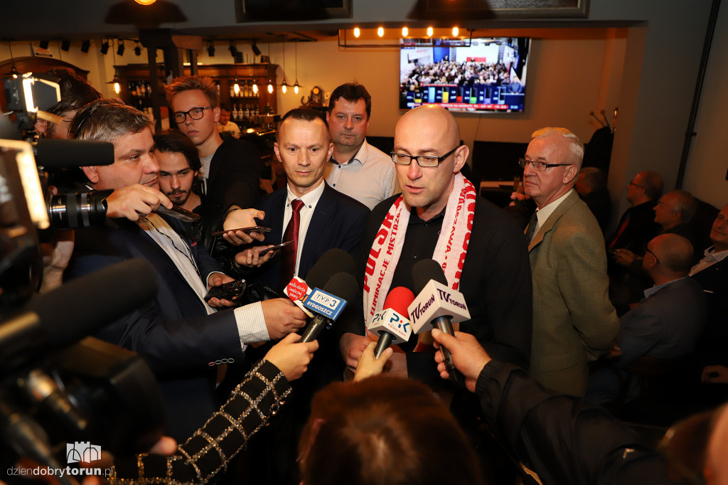 Radość w sztabie wyborczym PiS