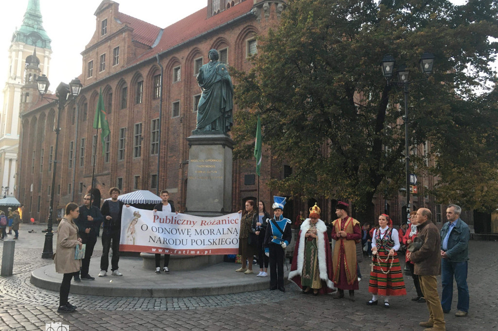 Publiczny różaniec pod Kopernikiem