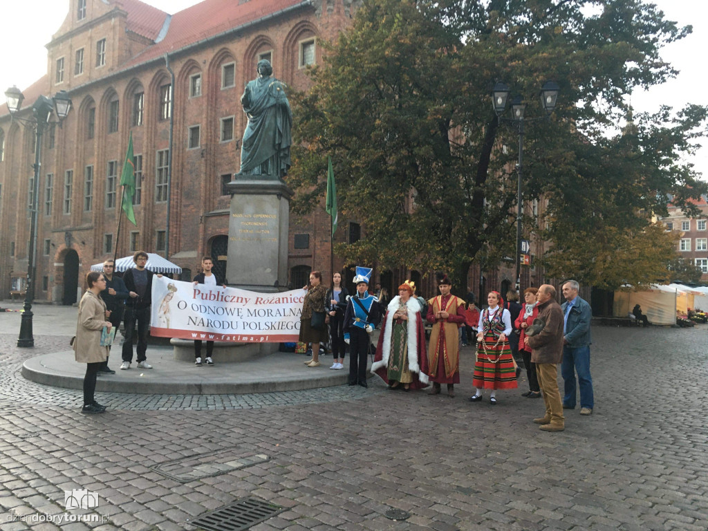 Publiczny różaniec pod Kopernikiem