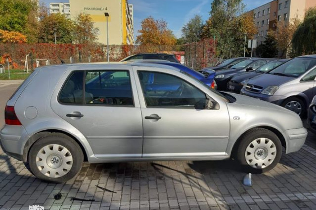 Uszkodzony samochód na parkingu