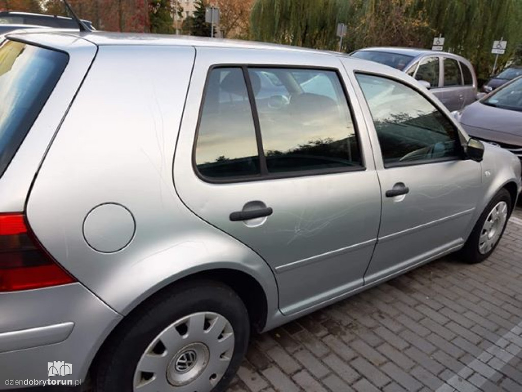Uszkodzony samochód na parkingu
