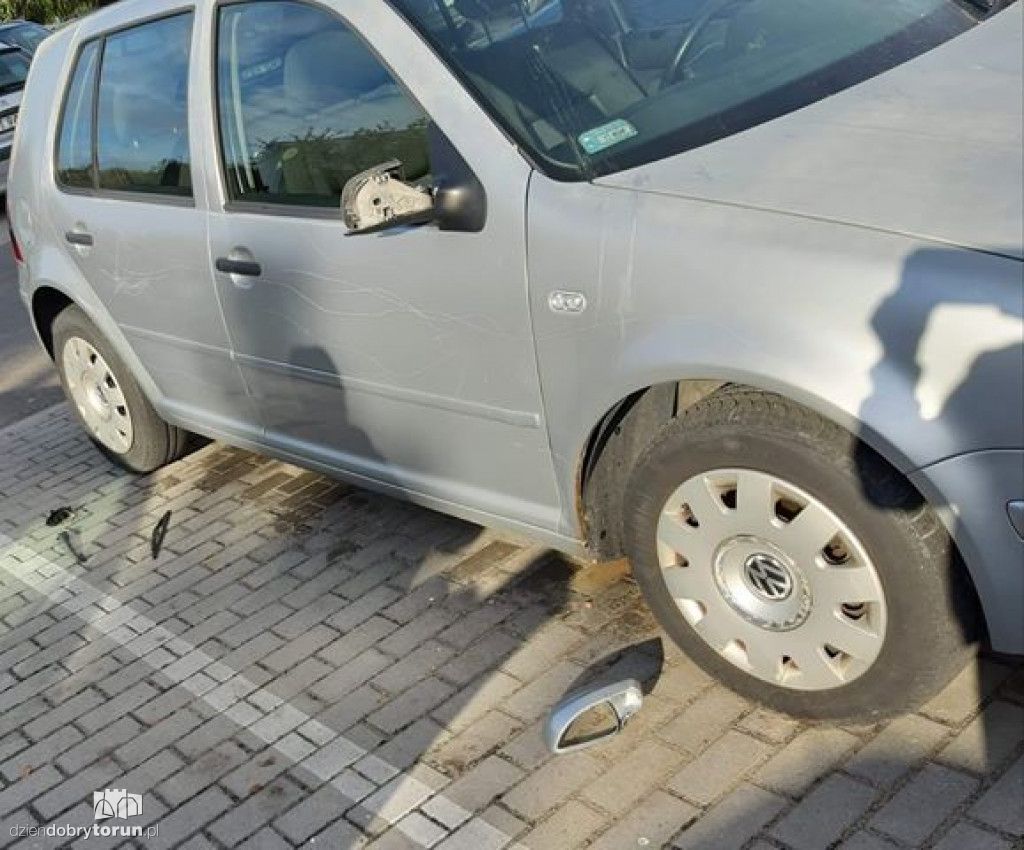Uszkodzony samochód na parkingu