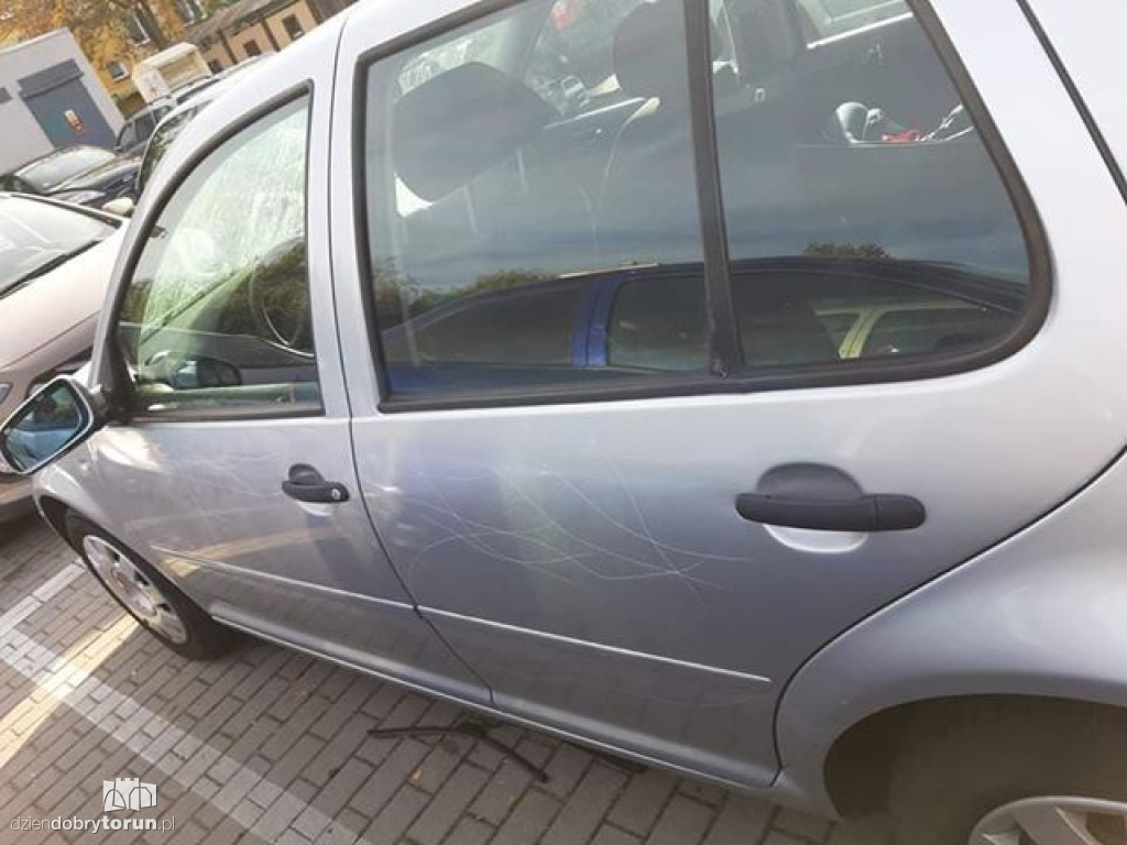 Uszkodzony samochód na parkingu