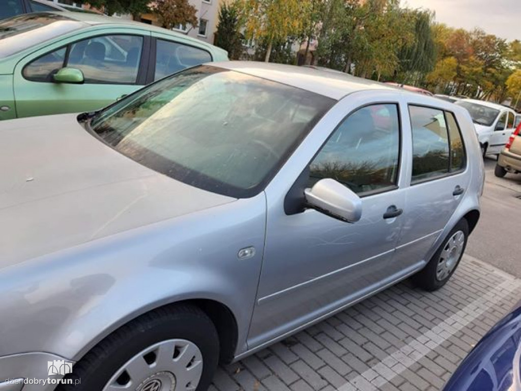 Uszkodzony samochód na parkingu