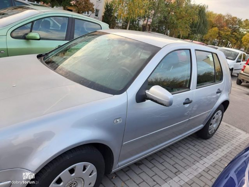 Uszkodzony samochód na parkingu