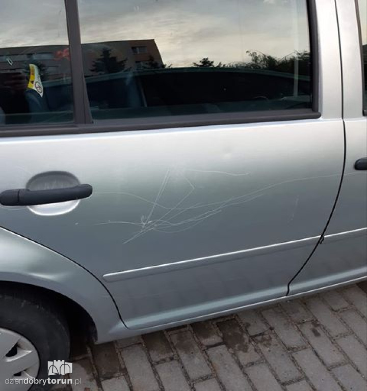 Uszkodzony samochód na parkingu