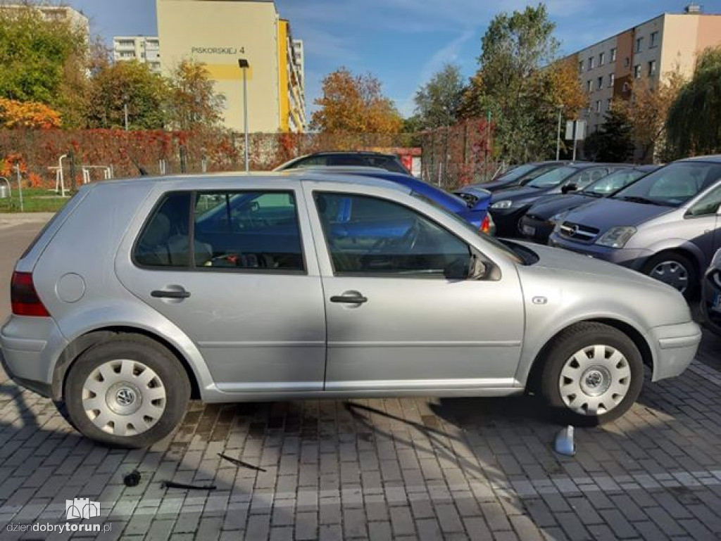 Uszkodzony samochód na parkingu