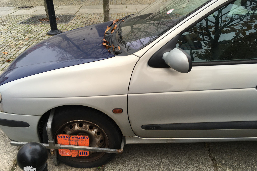 Zalegający samochód na starówce