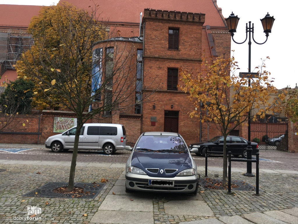 Zalegający samochód na starówce
