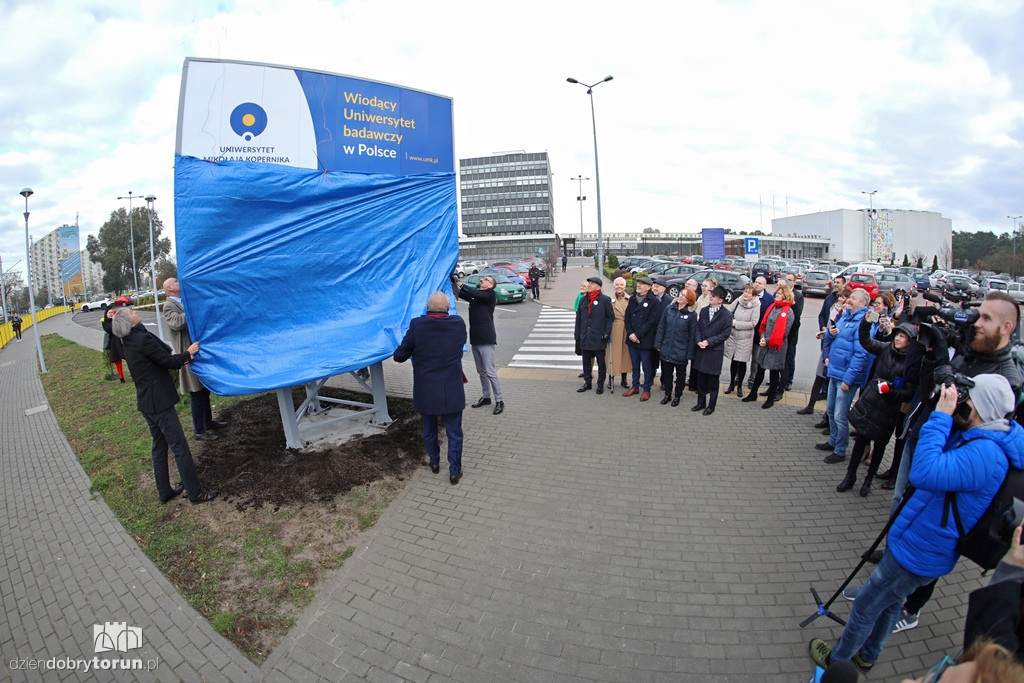 Odsłonięcie tablicy w campusie UMK
