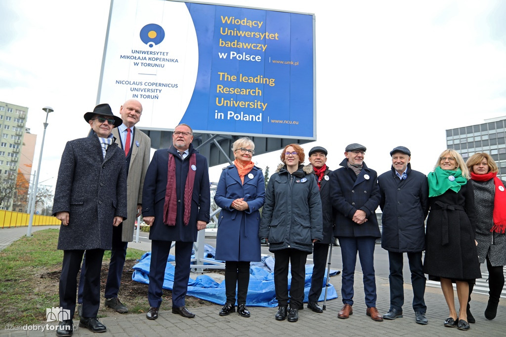 Odsłonięcie tablicy w campusie UMK