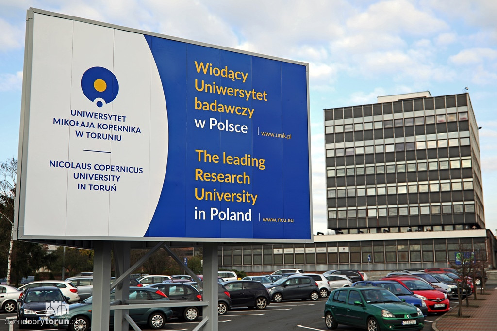 Odsłonięcie tablicy w campusie UMK