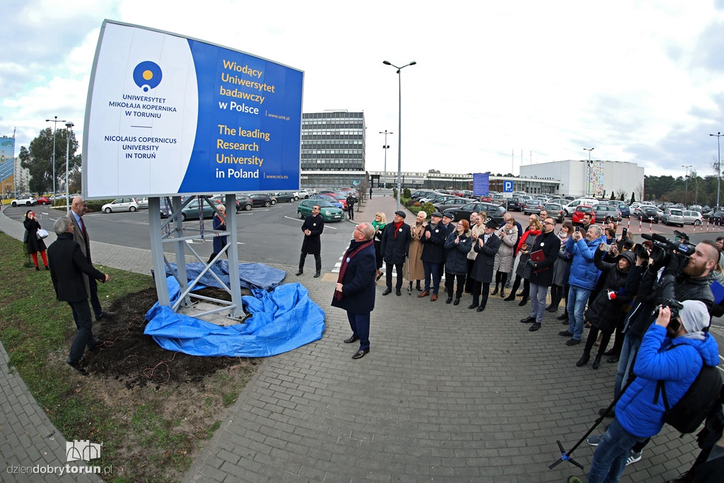 Odsłonięcie tablicy w campusie UMK