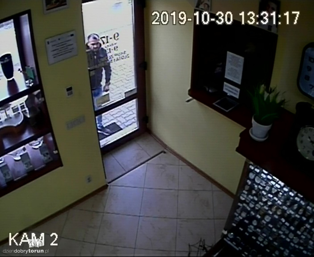 Policja szuka złodziei biżuterii