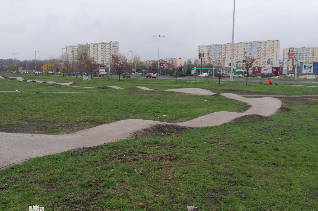 Garbata ścieżka rowerowa na Skarpie