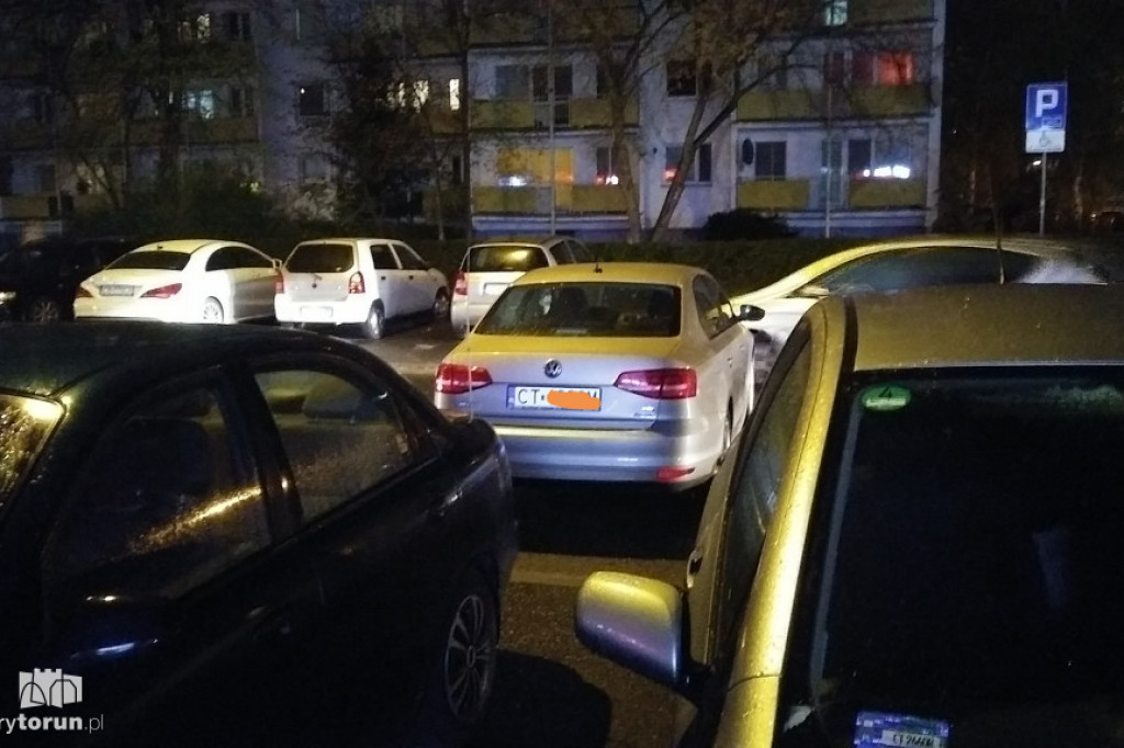 Auto blokowało ulicę na osiedlu Na Skarpie