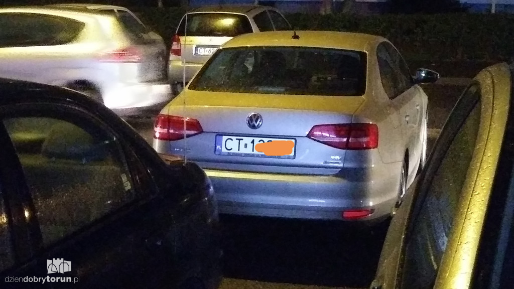 Auto blokowało ulicę na osiedlu Na Skarpie