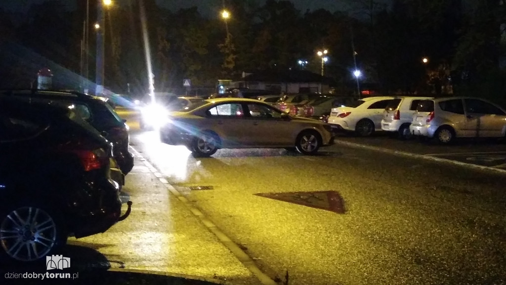 Auto blokowało ulicę na osiedlu Na Skarpie