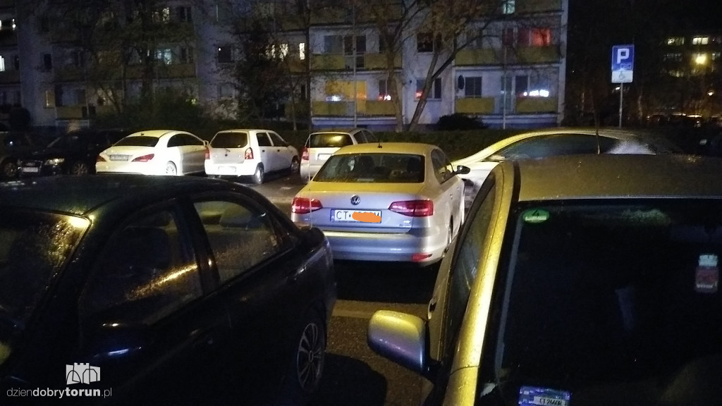 Auto blokowało ulicę na osiedlu Na Skarpie