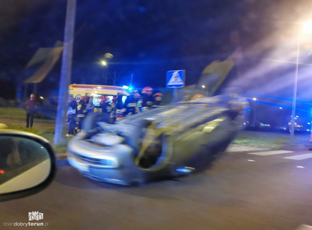 Dachowanie samochodu koło Toruń Plaza