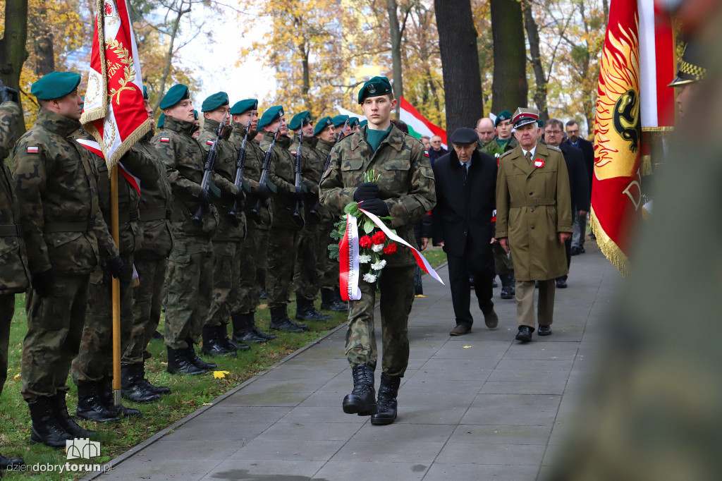 Złożenie kwiatów pod pomnikiem ku czci poległych