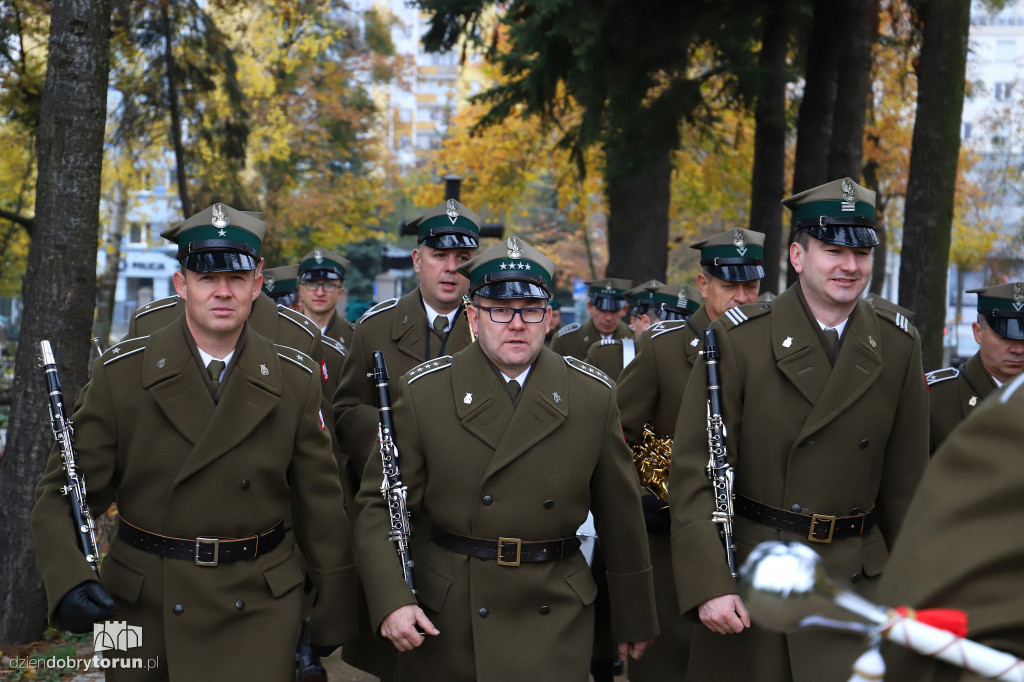 Złożenie kwiatów pod pomnikiem ku czci poległych