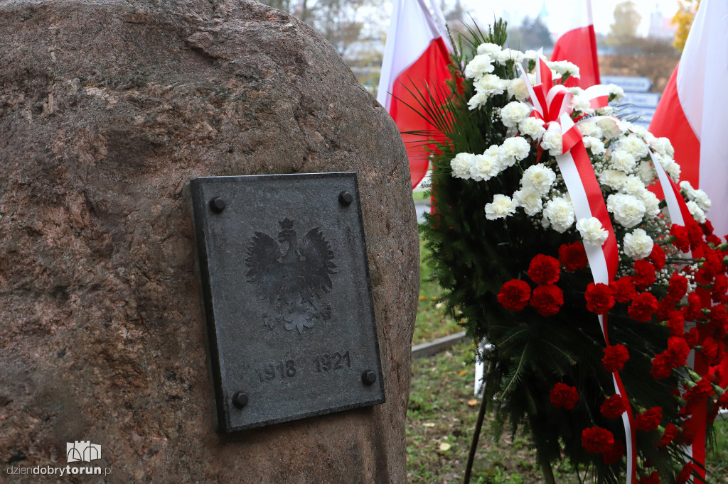 Złożenie kwiatów pod pomnikiem ku czci poległych