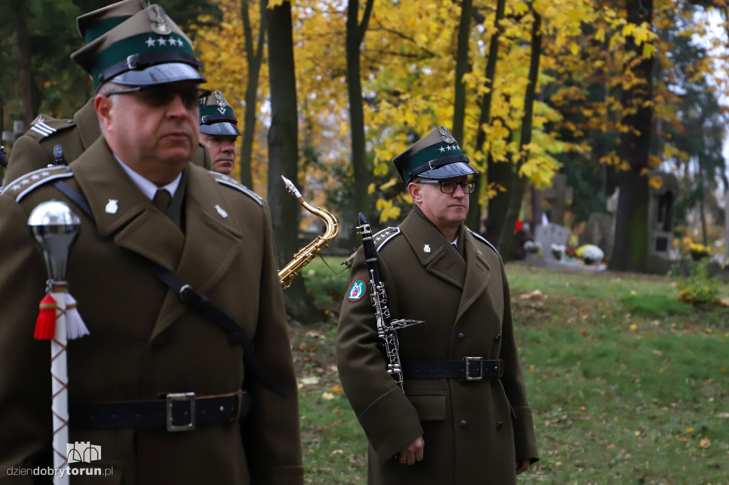 Złożenie kwiatów pod pomnikiem ku czci poległych