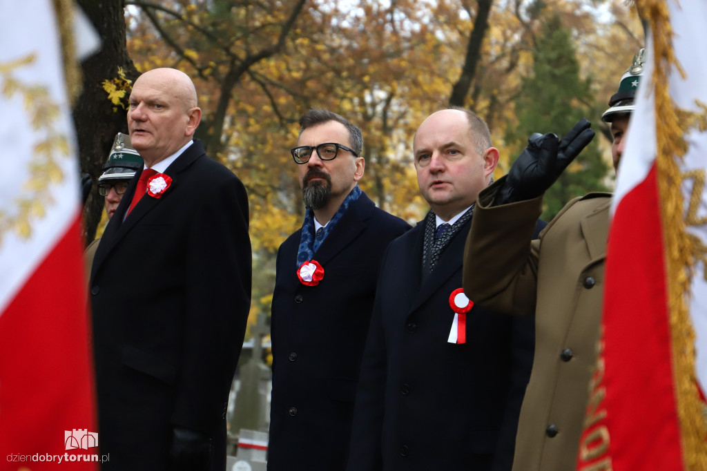 Złożenie kwiatów pod pomnikiem ku czci poległych