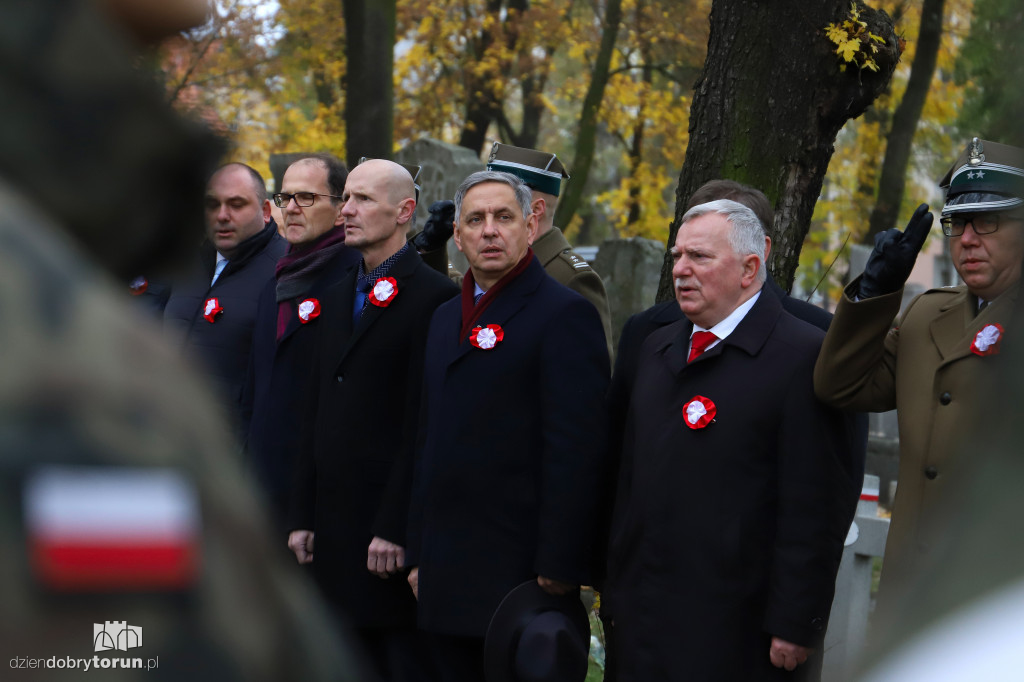 Złożenie kwiatów pod pomnikiem ku czci poległych
