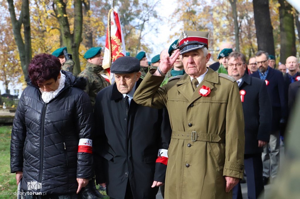 Złożenie kwiatów pod pomnikiem ku czci poległych