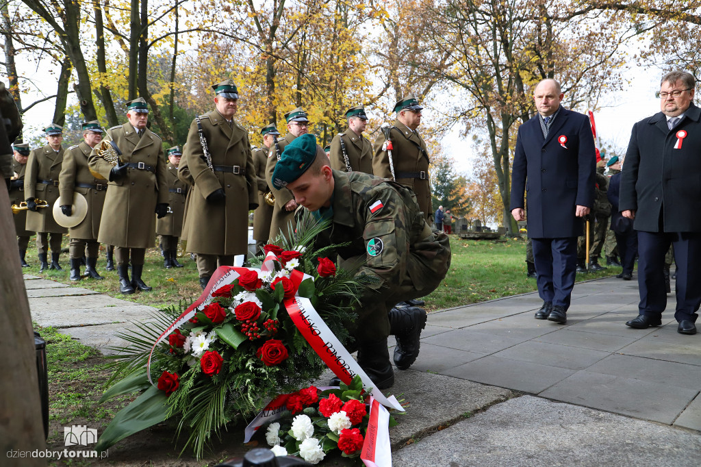 Złożenie kwiatów pod pomnikiem ku czci poległych